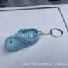 Directo de fábrica nuevo llavero colgante zapatillas accesorios zapatos con agujeros pequeños hebilla para zapatos pequeños adornos colgantes para mochila