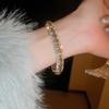 Pulseira de Fivela Geométrica Cravejada com Diamantes de Alto Padrão e Toque de Luxo Leve, Moda Europeia e Americana, Super Brilhante, Nicho Elegante, Pulseira de Celebridade da Internet para Mulheres