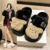 Pantuflas cálidas y lindas con hebilla de dibujos animados 2026, nuevas pantuflas de oso para invierno, sin cordones, para exteriores, para mujer