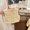 Conjunto Outono/Inverno 2026 para Meninas Novo Estilo Colete Acolchoado Estiloso para Bebê Conjunto de Três Peças com Macacão com Capuz de Fleece e Calças