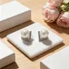 Pendientes Pendientes de perla triangulares estilo europeo lujo ligero gama alta versátiles pendientes simples para el trabajo personalidad femenina nicho