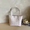 Bolso tote moderno y práctico de gran capacidad con un diseño de dibujos animados en relieve, un nuevo y elegante bolso de hombro y un bolso tipo cubo adecuado para estudiantes universitarios.