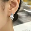 Brincos femininos inovadores Ovilo em ouro e prata bicolores com zircônia, de luxo leve, para o dia a dia, zircônia cúbica inovadora no mundo da moda