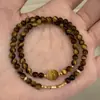 Pulsera de Doble Capa Estilo Maillard con Piedra Ojo de Tigre Natural y Fragmentos de Oro para Mujer, Diseño de Nicho, Pulsera Versátil de Doble Capa Vintage