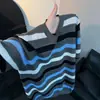 Camiseta masculina de tricô listrada, color block, com recortes, estilo old money, manga curta, versátil, para o verão de 2026, fina, caimento solto, com ombros padrão, toque de alta qualidade