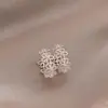 Nueva colección otoño/invierno: Aretes florales huecos de color dorado, que exudan un ambiente lujoso y elegante, aretes de alta gama que realzan tu estilo general