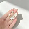 Pendientes Yanbai Versátiles y de Moda, Exquisitos Pendientes de Flor de Esmalte Blanco Estilo Francés, Elegantes y Vintage de Lujo Ligero con Diseño de Pétalos para Mujer