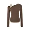 Conjunto de dos piezas estilo coreano: top interior tipo tank top color café sin hombros combinado con una camiseta de manga larga, top sexy de hombro inclinado elegante para mujer