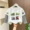 Camiseta infantil de manga comprida, novo estilo 2026, camiseta para meninos, algodão puro, estilosa, pode ser usada como camada externa, blusa falsa de duas peças