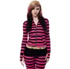 Traje deportivo a rayas negro y rosa estilo subcultura Y2K, sudadera con capucha estampada y cremallera corta con pantalón de chándal acampanado color block