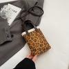 Bolsa feminina de ombro único com estampa de leopardo, bolsa transversal para celular, nova bolsa de mão com design de nicho fosco retrô de outono e inverno