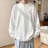 Camiseta blanca de manga larga con cuello Henley para hombre, nuevo estilo de otoño, camiseta básica holgada para niños, sudadera juvenil