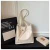 Bolsa Retrô Versátil para Mulheres 2026 Novo Design Nicho Grande Capacidade Ombro Axila com Toque de Luxo para o Dia a Dia Macia