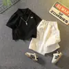 Traje de verano para niños, estilo delgado, nuevo conjunto de moda 2026 de camiseta polo de manga corta y shorts para niños, atuendo de moda de verano para niños