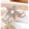 Nova Broche de Liga Musical de Alta Qualidade com Cristais Incrustados de Floco de Neve Broche de Flor de Cinco Pétalas para Mulheres Pérola Atacado em Estoque