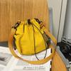 Bolsos Pequeños de Moda para Mujer en Comercio Exterior, Otoño e Invierno 2025 Nuevos Bolsos Cruzados de Cordón de Nicho, Bolsos Tipo Cubo Estilo Coreano