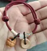 Pulseira de Fio Vermelho Unissex Pulseira Trançada Flor da Sorte Acessório do Ano Zodiacal Madeira de Pessegueiro Autêntica Cesta de Pessegueiro Amuleto da Paz
