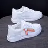 Versão coreana 2026 primavera/verão novos sapatos femininos respiráveis, tênis brancos de sola grossa em malha, sapatos casuais esportivos versáteis para mulheres