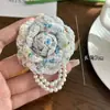 Moda Otoño e Invierno Nuevo Ramillete Estilo Fragante Flor de Camelia Dorada Broche Borla de Perla Gama Alta Lujo Ligero Sentido de Gama Alta Broche