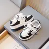Zapatillas blancas para niñas 2026 nuevo modelo primavera y otoño zapatos para niños zapatillas deportivas blancas zapatillas de caña baja zapatos para el rendimiento escolar