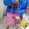 HD728A04 Bolso de Paja Tejido Hueco Rosa de Niña con Colgante de Hello Kitty para Compras Casuales y Sesiones de Fotos, Bolso de Hombro