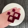 Brincos Ankora Red Geométricos Vazados Quadrados Exquisitos com Flocagem Outono/Inverno Item Quente Estilo Retro de Hong Kong Brincos Elegantes Versáteis