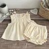 Estilo Ins Estilo Verão Conjunto de Duas Peças para Bebê Menina: Camisa Estilo Boneca Sem Mangas com Recortes de Flores e Bolinhas nos Ombros e Laço + Shorts