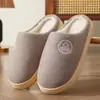Zapatillas cálidas de algodón para mujer, adecuadas para otoño e invierno, de suela gruesa, antideslizantes, con forro de felpa y diseñadas para parejas.; duradero y fácil de limpiar, ideal para uso en interiores