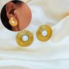 Pendientes de perlas de metal europeos y americanos para mujer, ligeros, lujosos, dorados, estilo moderno, nuevos pendientes de botón de alta calidad.