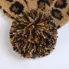 Nuevo gorro de punto de invierno al por mayor versión coreana del gorro de lana de leopardo bola directa cálido grueso en stock