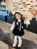 Conjunto de inverno espesso para meninas 2026 novo estilo infantil desenho animado colete acolchoado e saia conjunto de três peças roupas de inverno para bebês meninas