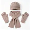 Conjunto de tres piezas para mujeres de mediana edad y mayores: gorro de punto grueso y cálido de otoño e invierno, gorra de béisbol de pelo de conejo, bufanda y guantes
