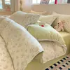 Conjunto de cama de quatro peças estilo Ins, Classe A, adequado para mães e bebês, com toque de alta qualidade, feito de algodão com acabamento em renda vazada, inclui lençol de cima e lençol com elástico