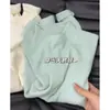 El color azul Klein es muy elegante; Es perfecto como capa base para suéteres de otoño e invierno para mujer, creando un look sofisticado en capas con un tejido de cuello medio