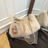 Bolso de mano de felpa transfronterizo, versátil para ir al trabajo, un bolso de hombro de nicho y elegante, un bolso con forma de nube de gran capacidad, perfecto para llevar cruzado