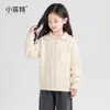 Ropa Infantil Xiao Feite Otoño/Invierno 2026 Suéter de Punto Trenzado Cuello Polo para Niñas de Edad Media y Mayor Estilo Dulce Coreano