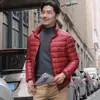 Nueva chaqueta ligera de algodón y seda para otoño e invierno para hombre, top corto casual de negocios con capucha y cuello alto, abrigo de algodón cálido para hombre