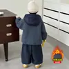 Conjunto de Outono e Inverno para Meninos 2026 Novo Estilo Infantil Bonito Fashionável Roupas Engrossadas Conjunto de Duas Peças Quente de Inverno para Bebê Menino