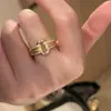 Anel Popular Estilo Meio do Século da Xiaohongshu com Cravação de Diamantes e Acabamento Escovado de Botão Duplo para Mulheres, Anel de Design de Nicho de Luxo Leve, Anel Versátil