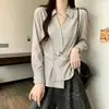 Camisa Feminina Plus Size Estilo Coreano para o Trabalho Esconde Gordura Emagrecedora 26 Outono Nova Barra Irregular Cintura Marcada Gola Lapela Manga Longa
