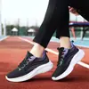 Venta al por mayor transfronteriza Zapatos deportivos para mujer Nuevo Primavera y Verano Antideslizante Suela suave Resistente al desgaste Malla Transpirable Zapatos casuales Versátil y Ultraligero