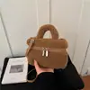 Bolsa de Pelúcia de Lã Europeia e Americana Feminina 2026 Novo Estilo Moda Bolsa de Mão Pequena Quadrada Versátil Toque de Luxo Bolsa de Ombro