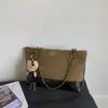 Nova bolsa feminina: uma bolsa de ombro com alça de corrente, estilosa, de grande capacidade, casual, versátil, retrô e minimalista, perfeita para o trajeto diário
