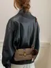 Bolso de axila retro de gamuza nuevo 2026 para mujer, bolso de hombro cruzado de alta gama con colgante de bola de pelo, bolso tote para el día a día