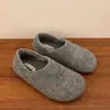 Sapatos femininos estilo Birkenstock, com sola grossa, que aumentam a altura, totalmente fechados, coleção outono/inverno 2026, uso versátil em duas direções, forrados com fleece, mocassins, mules