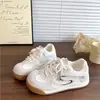 Zapatos de Entrenamiento Moral de Otoño para Mujer 2025 Nuevo Estilo Pequeño Fresco Zapatos Blancos de Suela Gruesa Suela Suave Zapatos de Tabla Estilo Coreano para Deportes y Ocio