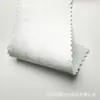 Tejido de satén elástico, grueso y brillante con una caída suave, que presenta un efecto reluciente de seda artificial, adecuado para disfraces de baile y ropa formal.