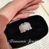 Anillo de Encaje Bordado con Diamantes Completos de Lujo Ligero Estilo Francés Vintage Nuevo Estilo Chino Diseño Hueco Elegante de Palacio para Dedo