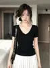 Camiseta feminina de manga curta com ombro reto e decote V picante estilo americano, novo modelo de verão, top de malha de alta qualidade slim fit