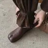 Sapatos femininos de sola reta com dedos divididos em formato de casco de porco, temporada primavera e outono de 2026, sapatos slip-on de couro preto